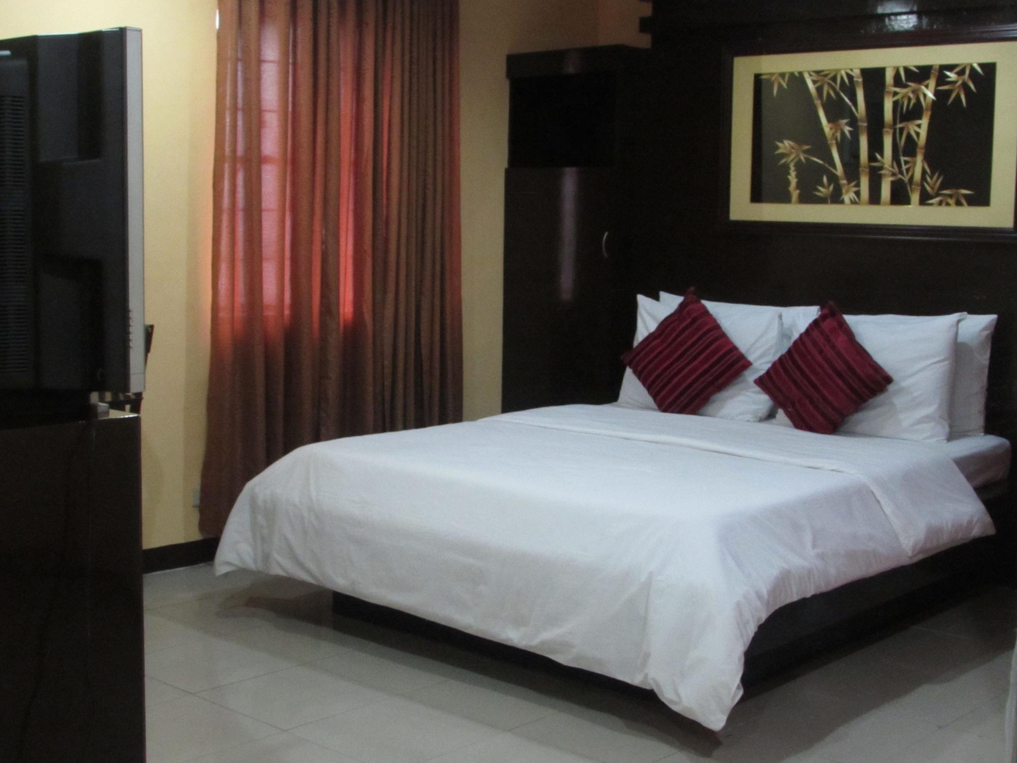 Oyster Plaza Hotel Paranaque City Экстерьер фото